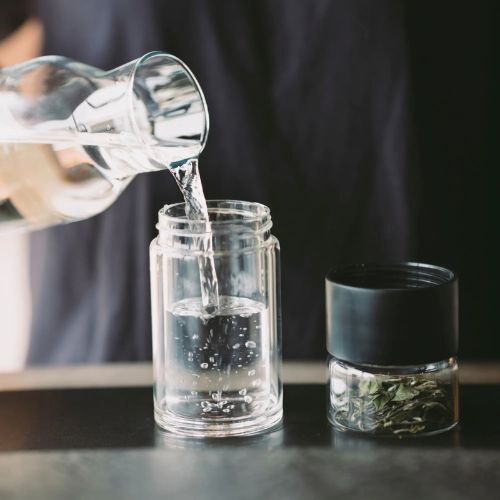 冷泡茶的詩意韻味：沉浸在冷泡茶的清雅之中｜瑜茶舍