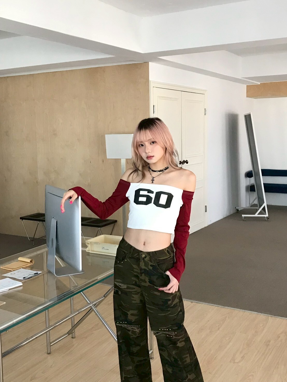 美式撞色 紅色一字領短版長袖