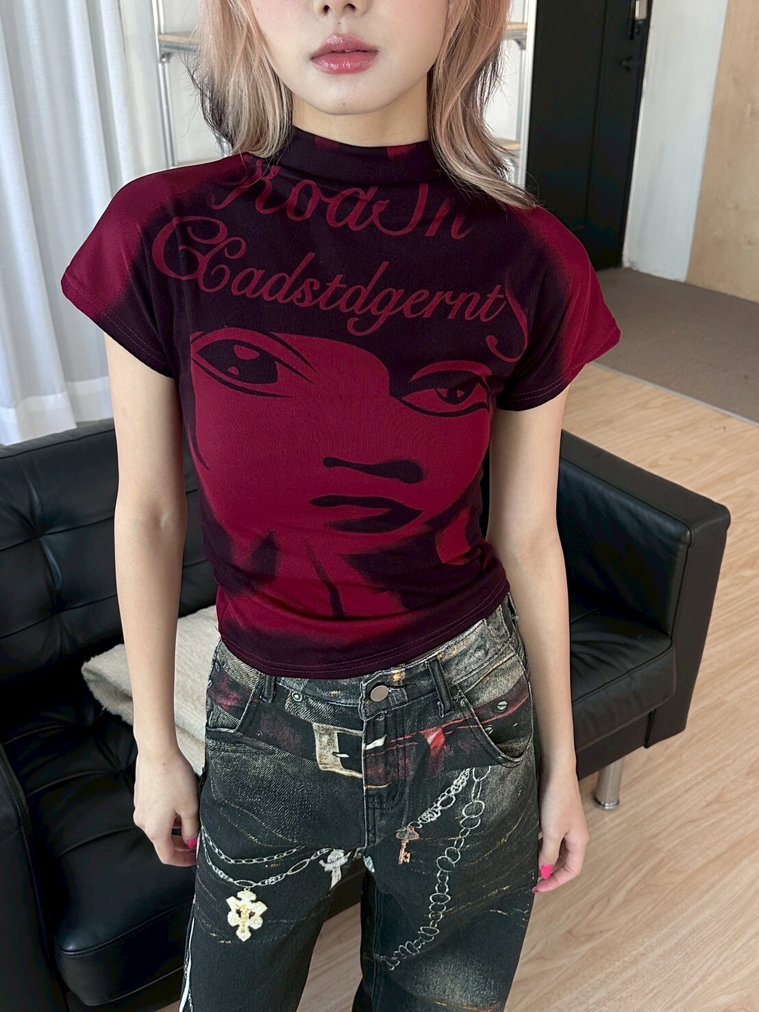 人像印花 酒紅色半高領修身短踢