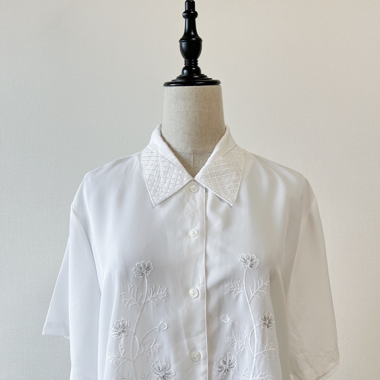 白色雛菊刺繡圖案古著上衣