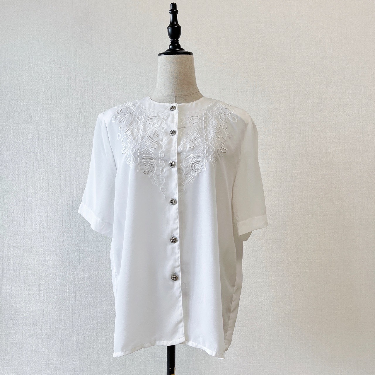 白色圓領刺繡古著上衣