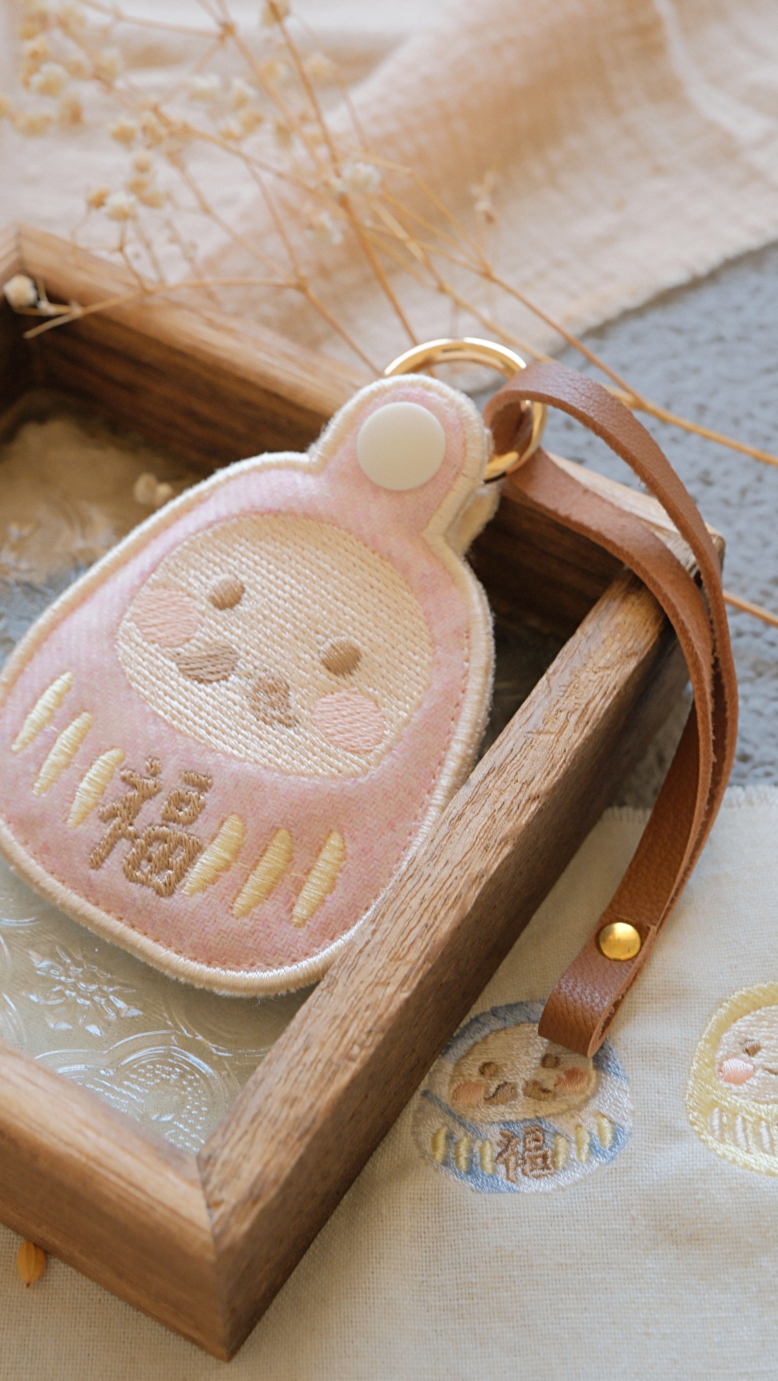 Hi Y.P store-刺繡萬用皮飾-獨家設計-達摩 ( 粉 )