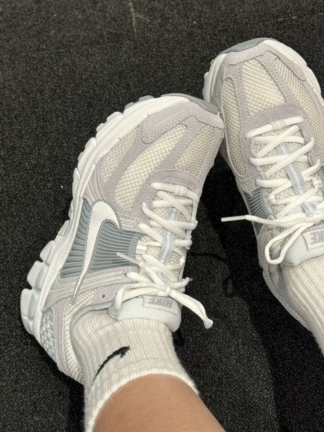 NIKE AIR ZOOM VOMERO 5 “PURE PLATINUM” 淺灰