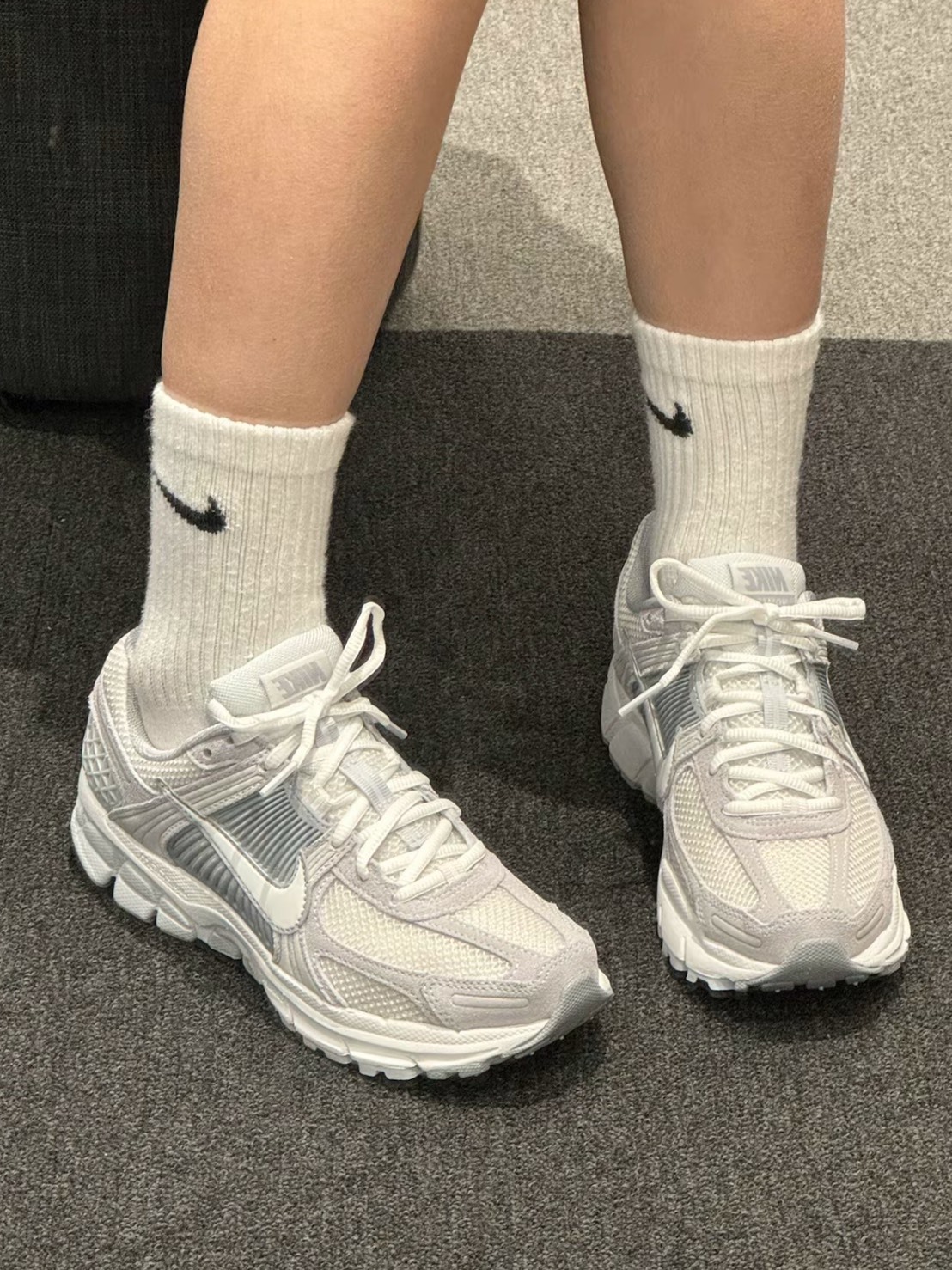 NIKE AIR ZOOM VOMERO 5 “PURE PLATINUM” 淺灰