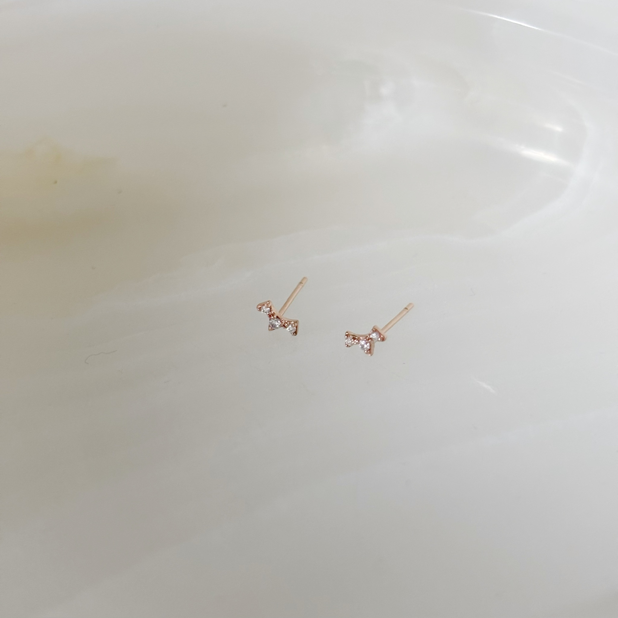 10K Flag弧排鋯石耳環