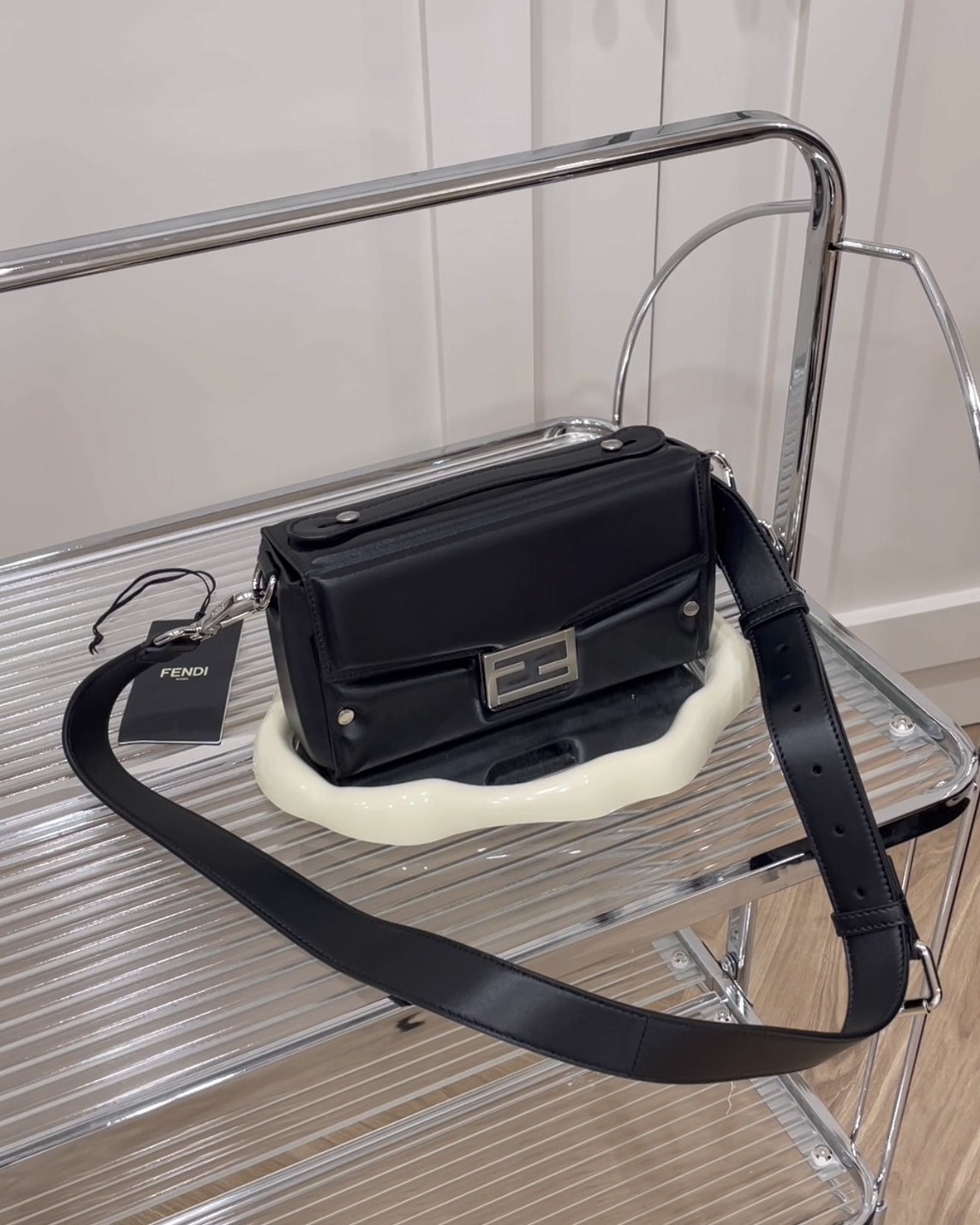 FENDI｜BAGUETTE 法棍斜跨包 黑色