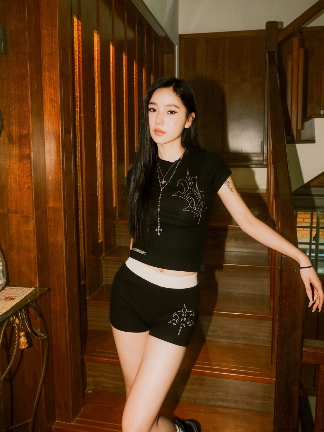 ATONE STUDIO GIRLS 超彈性皇家Logo 短版顯身材短袖 T LABEL SHORT SLEEVE