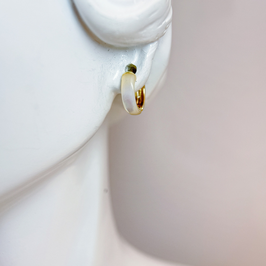 霧白琺瑯金圈耳環