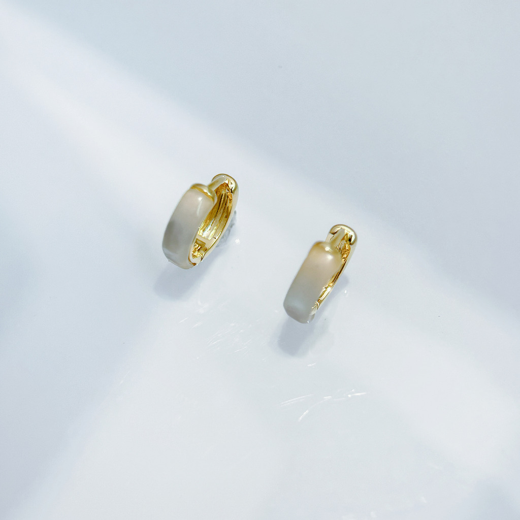 霧白琺瑯金圈耳環