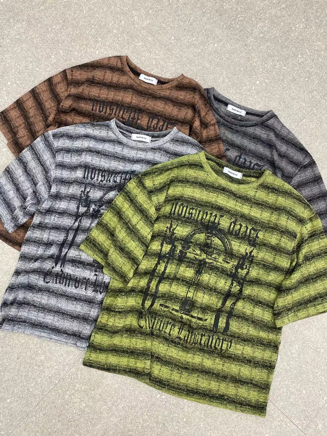 橫間英文字圖案短袖Tee And More-084T