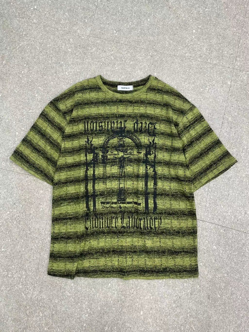 橫間英文字圖案短袖Tee And More-084T