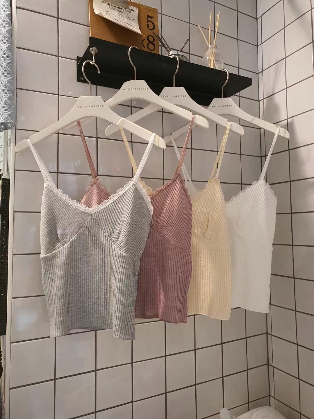 #V002 百搭蕾絲暗紋背心