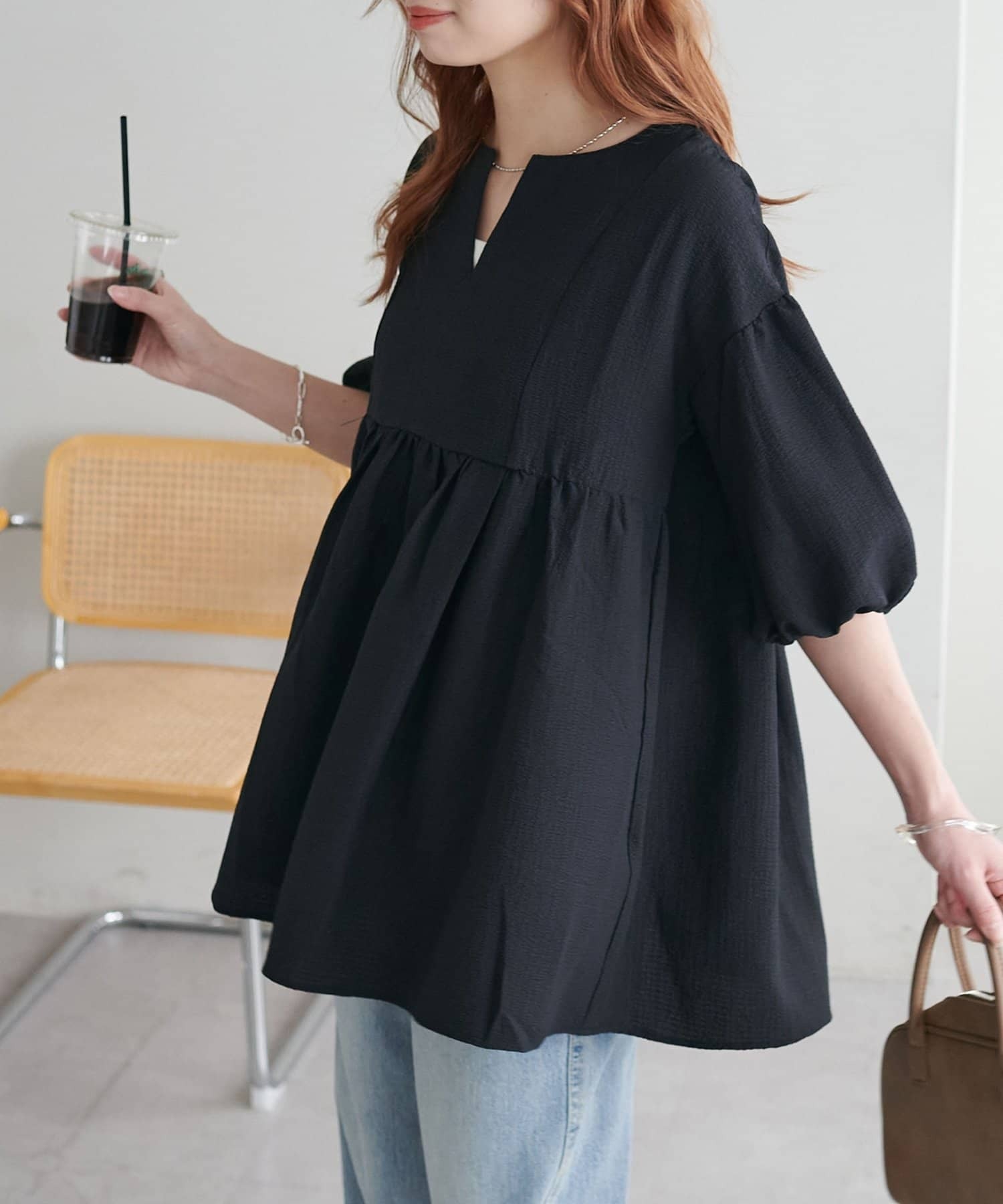 DISCOAT(ディスコート)  【新色追加!/WEB限定】キーネックペプラムブラウス黑（DCZ1041204A0021）