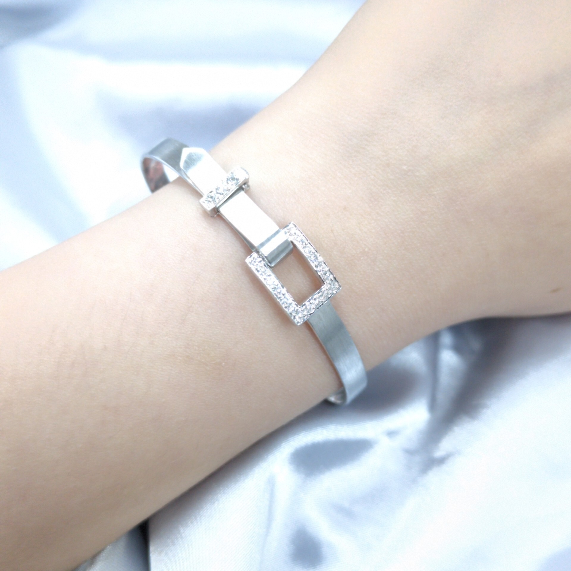 18K White Gold 0.28ct Diamond Bangle