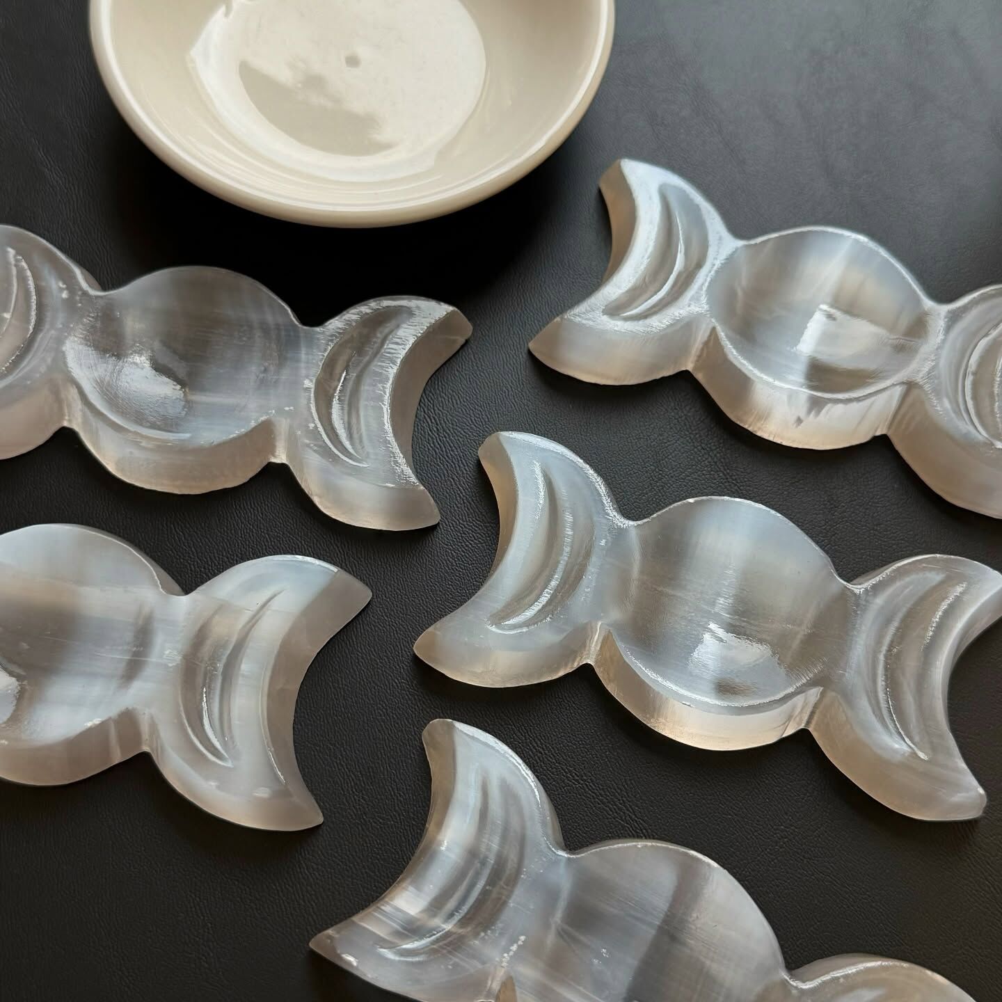 [原石] 透石膏 三相月 淨化盤