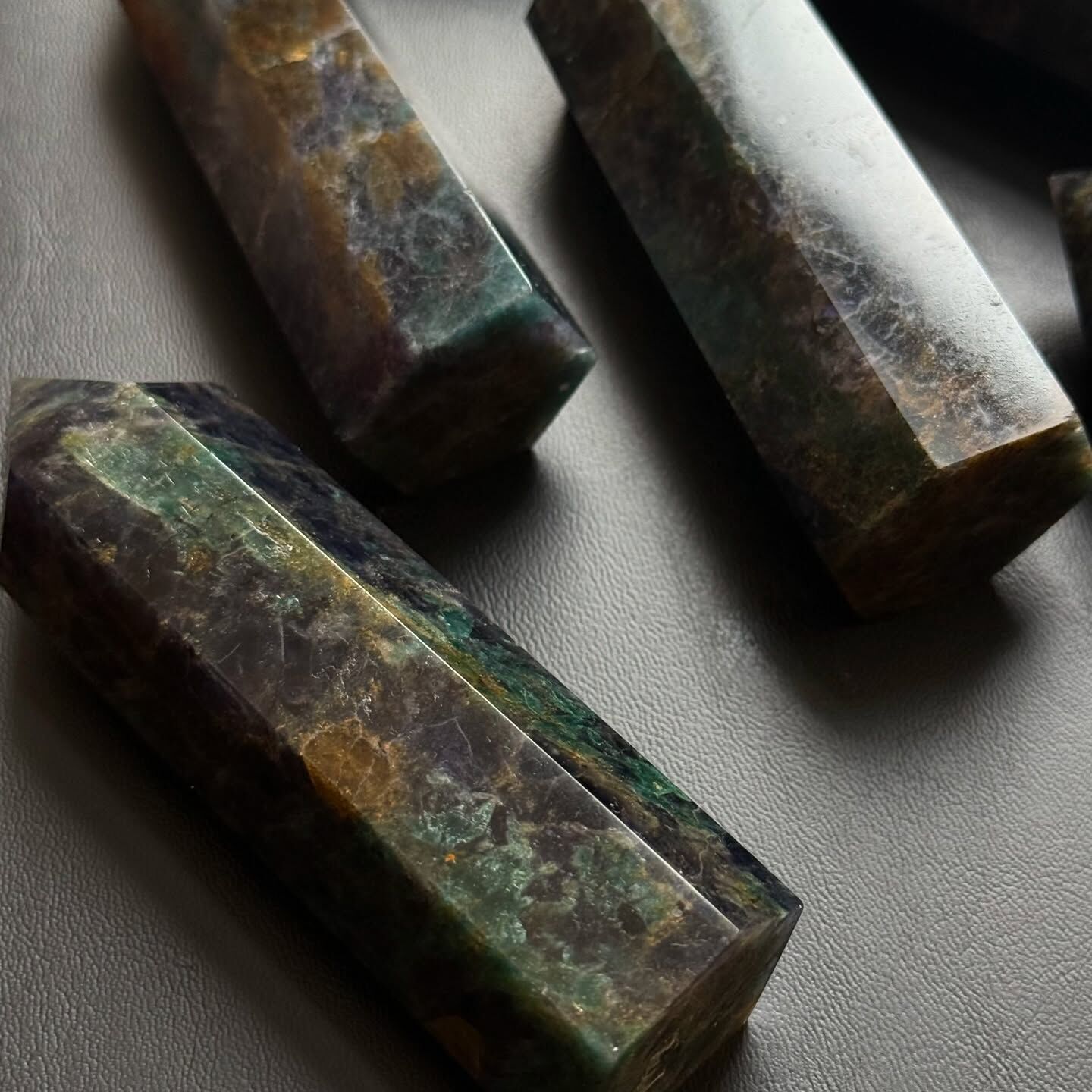 [原石] 菫青石共生碧璽 水晶柱