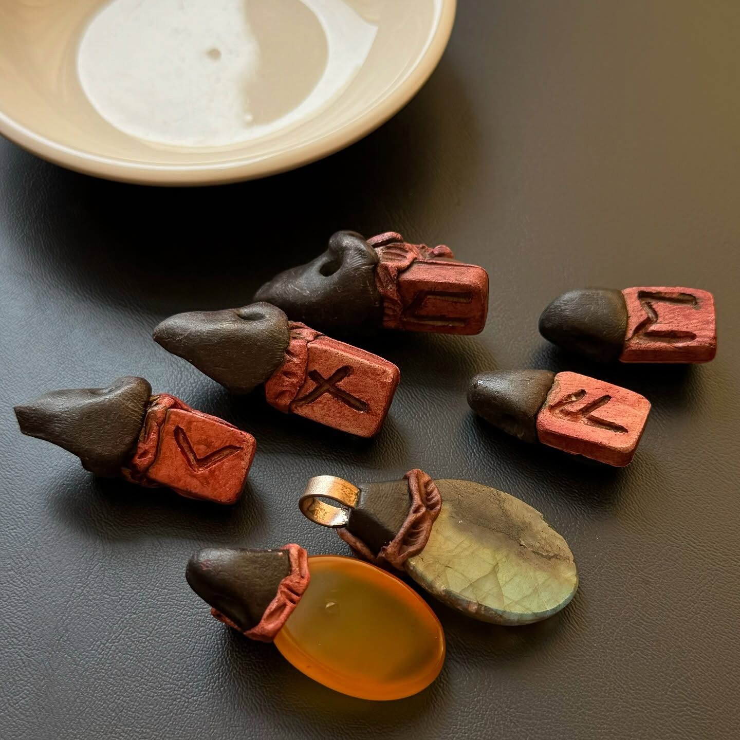 [原石] 水晶項鍊吊墜 軟陶製 背面是符文