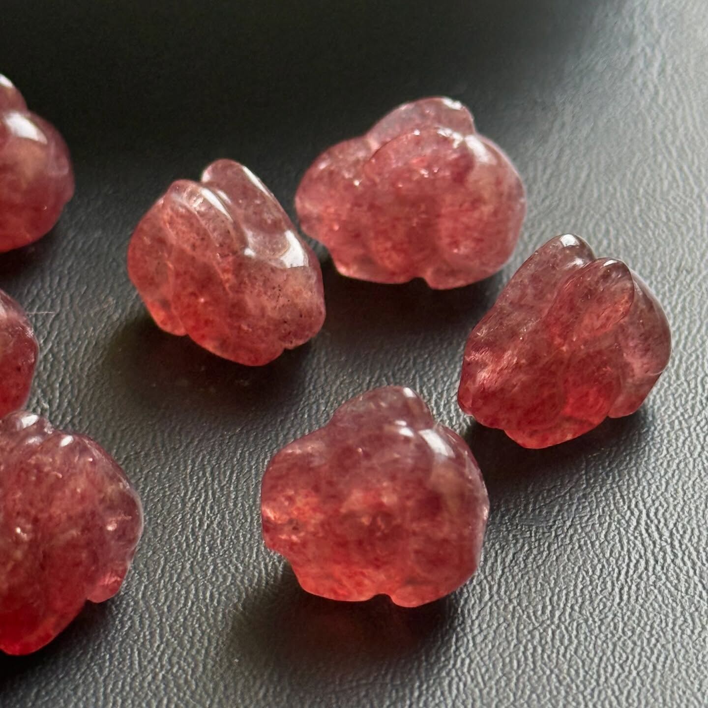 [原石] 草莓晶 兔子 通孔 水晶串珠材料