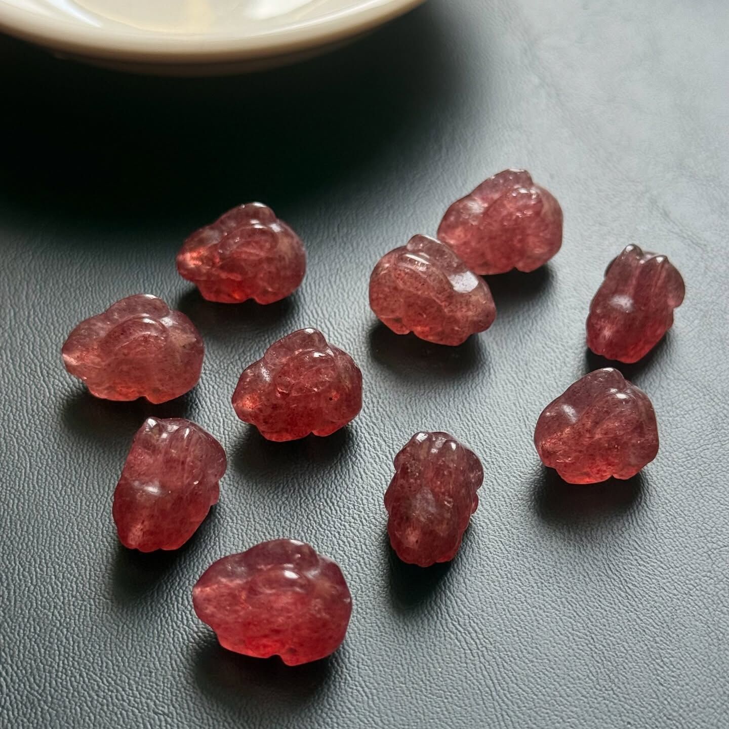 [原石] 草莓晶 兔子 通孔 水晶串珠材料