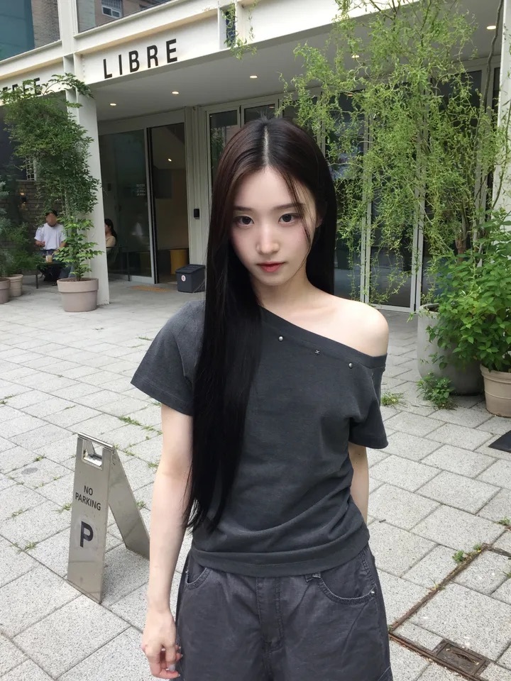 【優惠現貨】韓國洗水窩釘露肩TEE（2色）