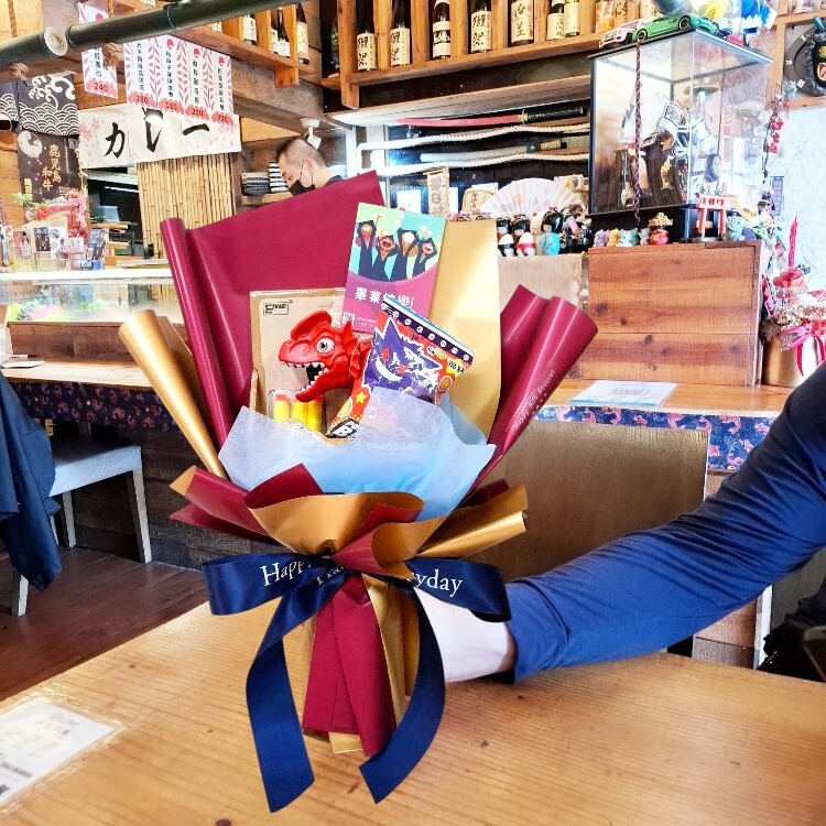 幼兒園畢業花束,恐龍零食花束,送小男生小朋友花束,玩具花束,恐龍槍零食花束,大班畢業花束,桃園幼稚園畢業花束