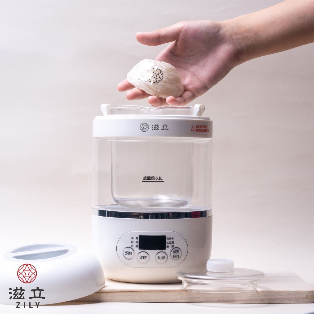 四、燉煮  將挑毛後的燕窩放置碗內，加入適量的水和冰糖。  放入電鍋隔水燉煮，外鍋加一杯水。  燉煮約40~50分鐘，過程中輕輕撥散燕窩，視燕窩狀態調整燉煮時間。