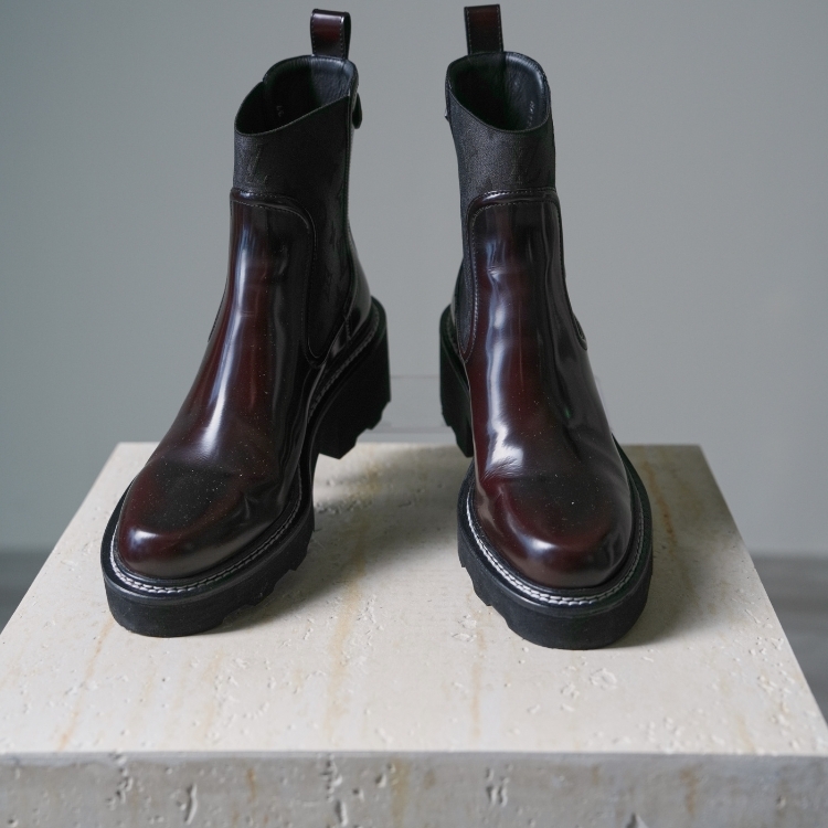 LV  酒紅拚黑壓紋logo短靴 37號