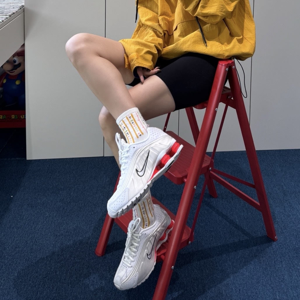 NIKE SHOX R4 白紅 奶油白 彈簧鞋 反光 休閒 復古 AR3565-103