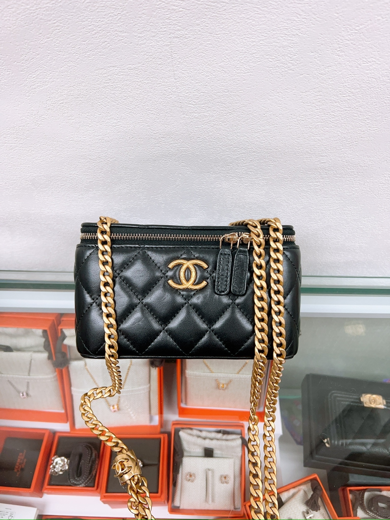 Chanel vanity with adjustable chain (black/ GHW)
