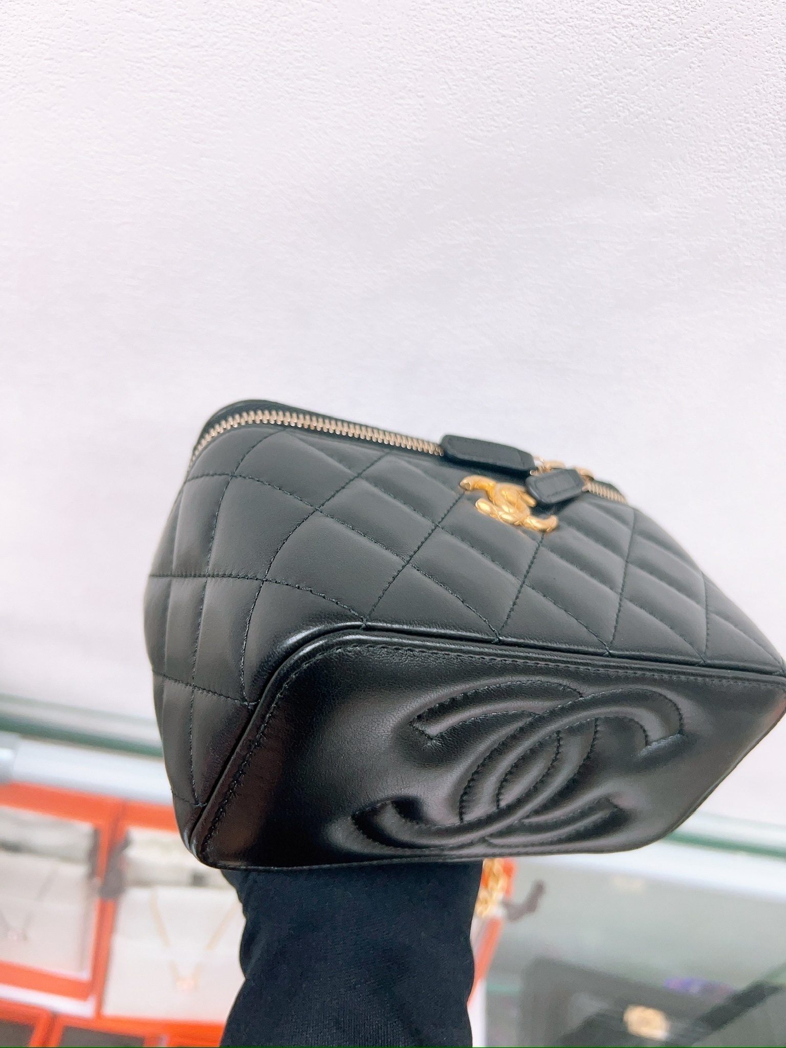 Chanel vanity with adjustable chain (black/ GHW)