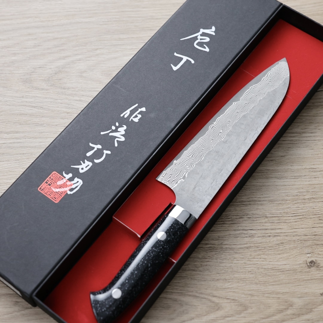 佐治武士 三德 180mm VG10鋼 十字鎚目 黑染大馬士革 壓克力柄