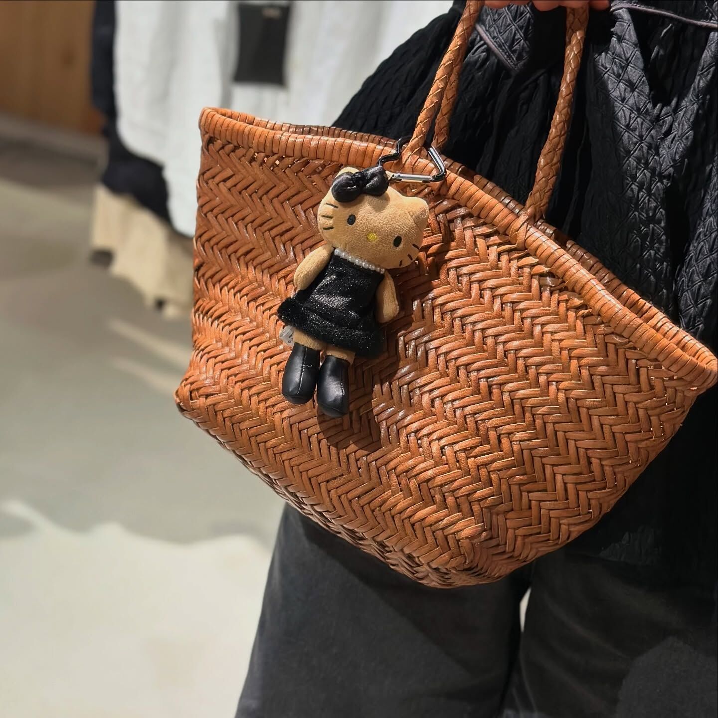 Sanrio 日本限定 夏威夷 曬黑 Hello Kitty 黑色禮服 凱蒂貓 三麗鷗 吊飾 鑰匙圈