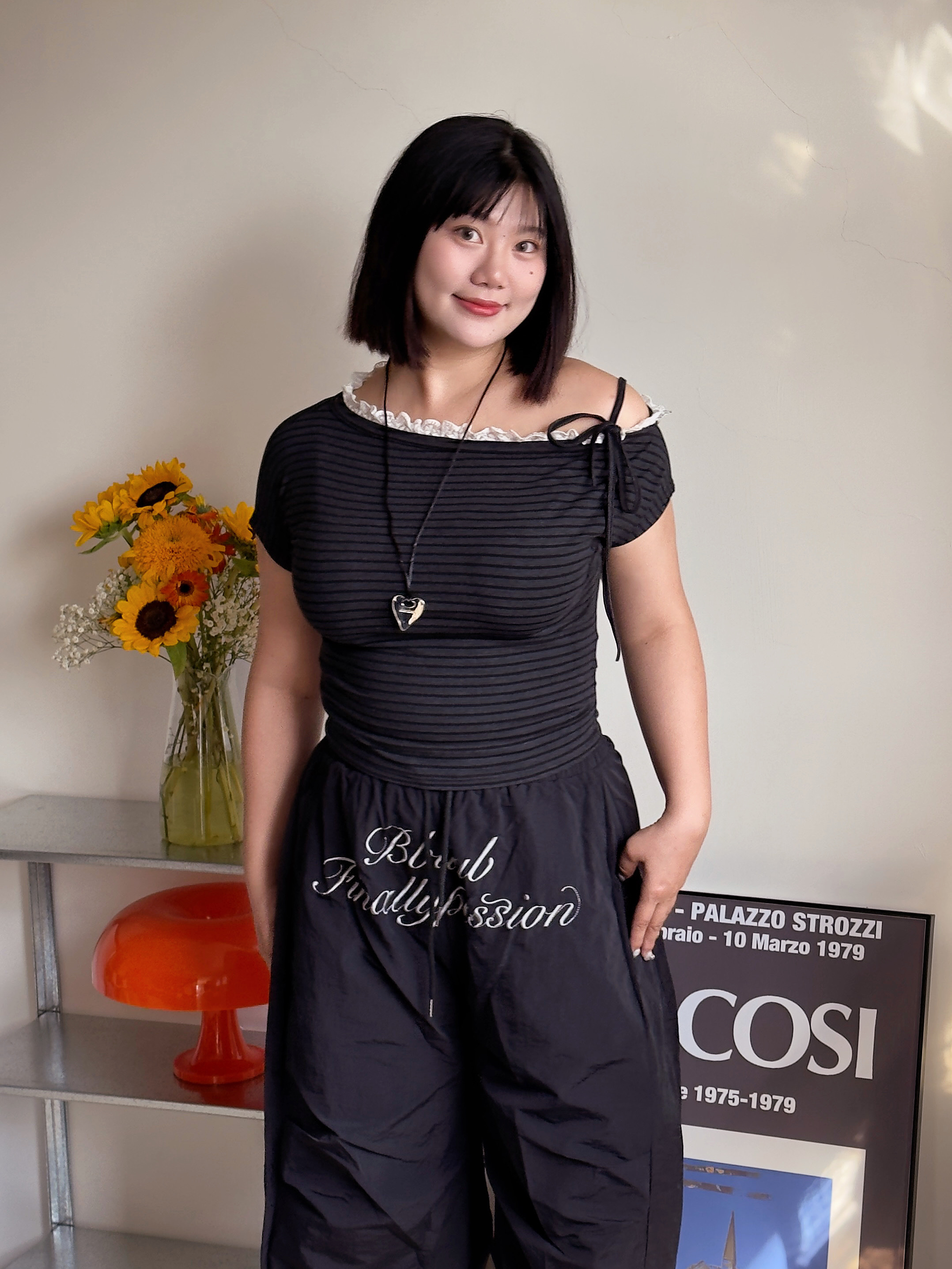 A1✨闆娘推薦✨《浪漫未遂》條紋斜肩蕾絲上衣(灰/杏）