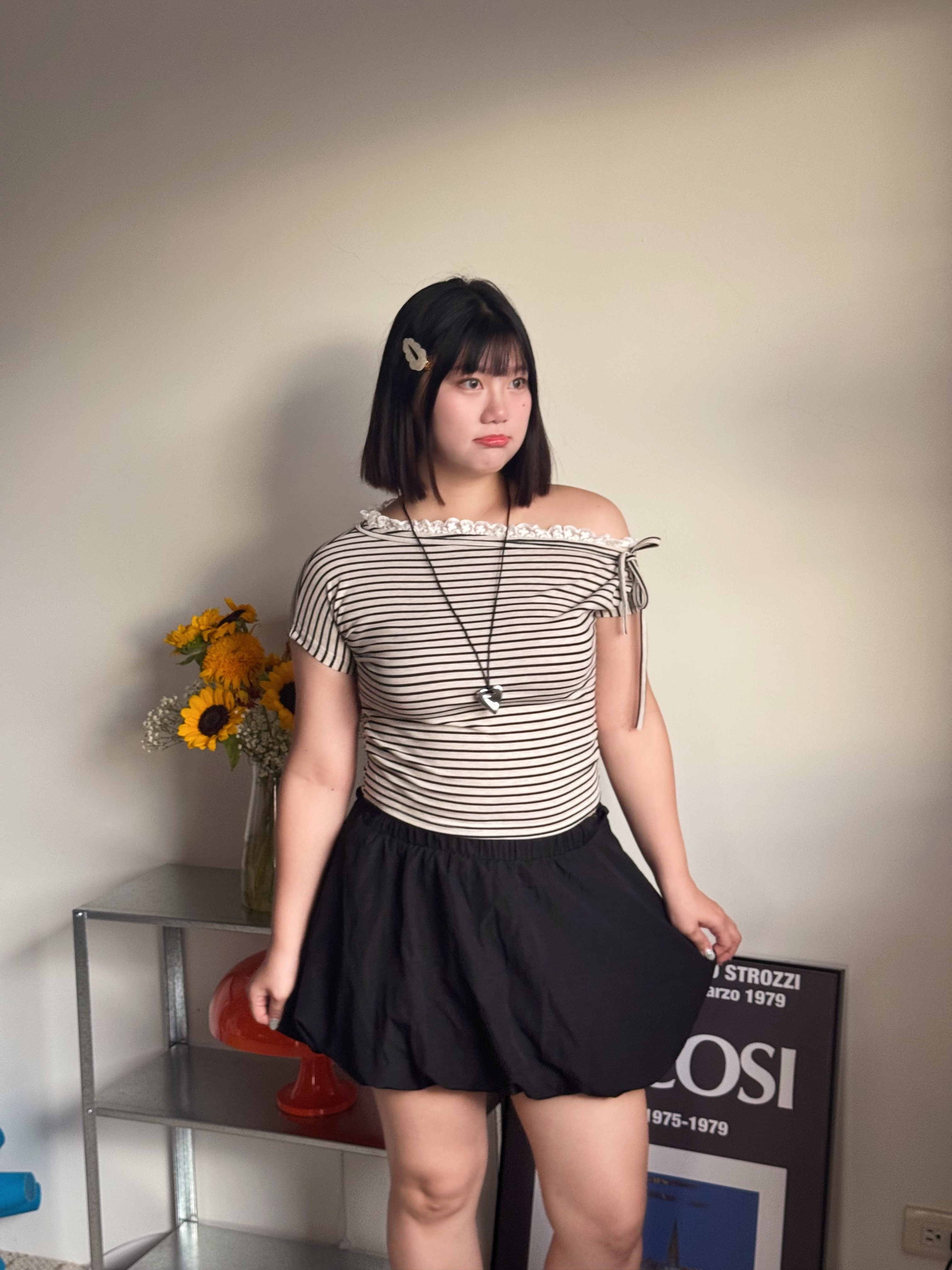 A1✨闆娘推薦✨《浪漫未遂》條紋斜肩蕾絲上衣(灰/杏）