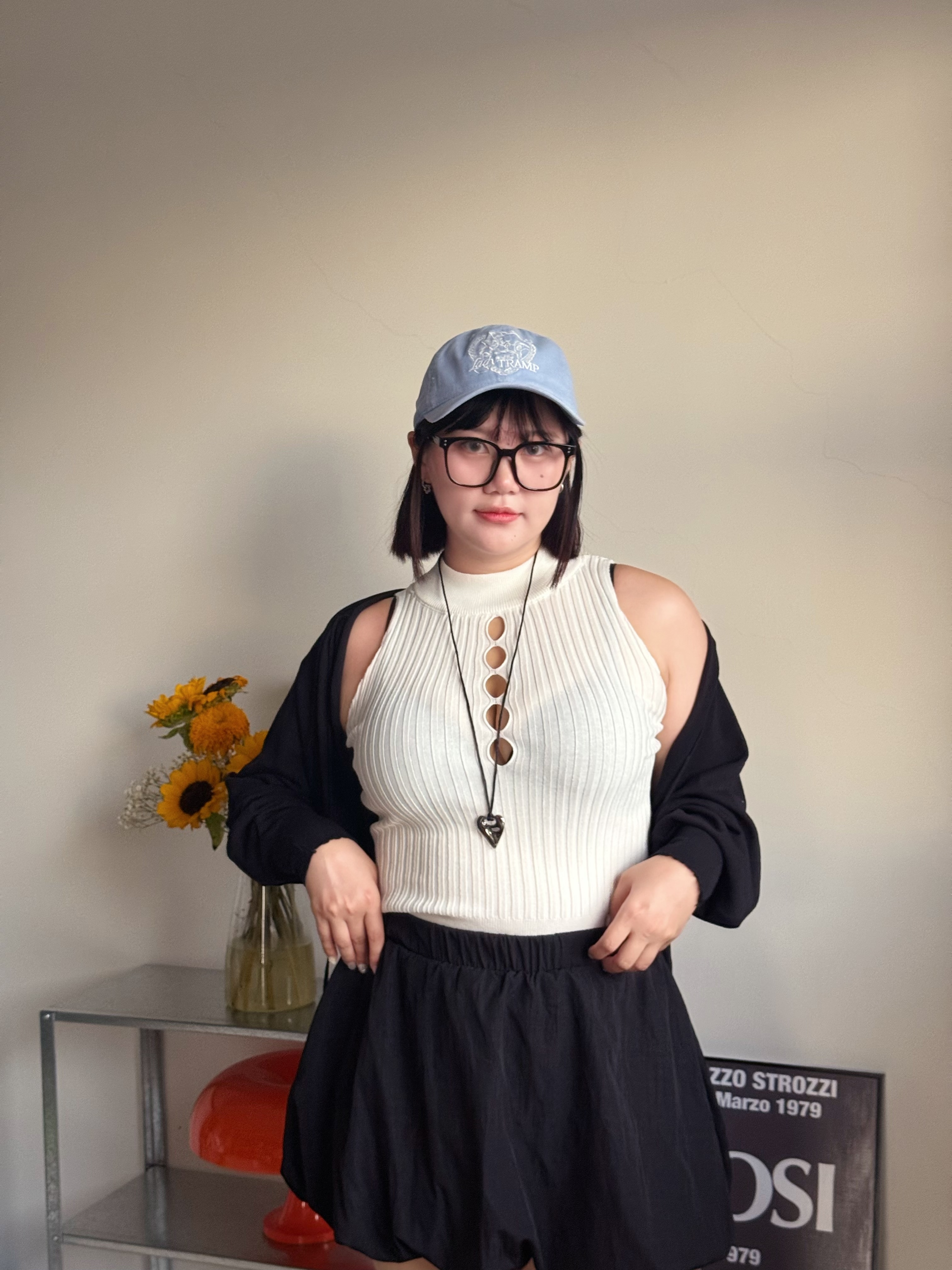 A13《一線曖昧》純欲感鏤空針織背心（黑/白）