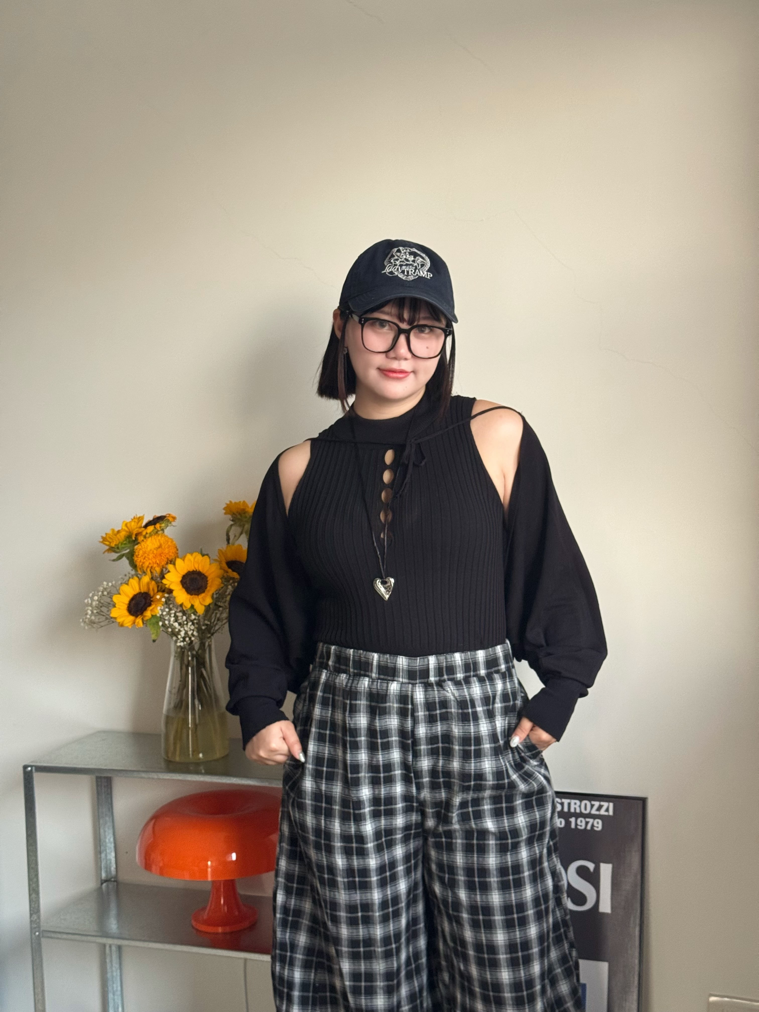 A13《一線曖昧》純欲感鏤空針織背心（黑/白）