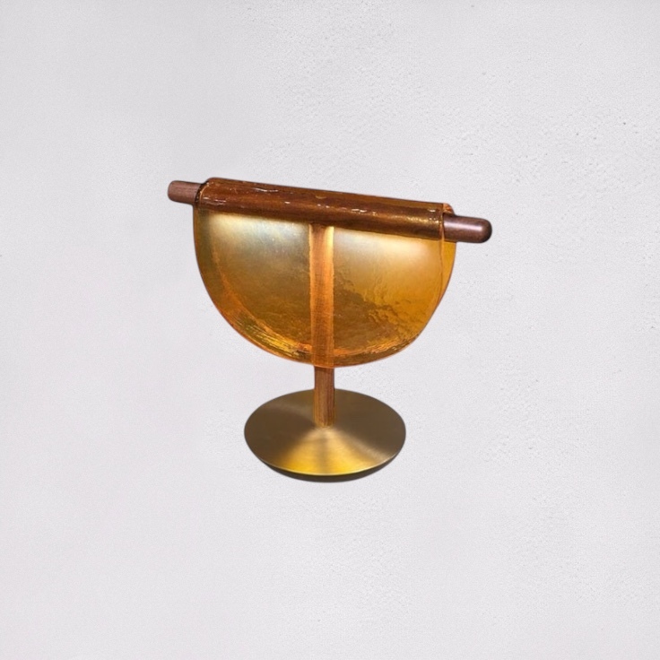 Liuli桌燈，半透明琥珀色玻璃片懸掛於木質燈架，搭配黃銅色澤的燈座，成就一座完美藝術品。