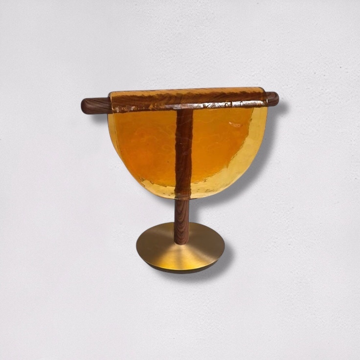 Liuli 桌燈，半透明的琥珀色玻璃片，帶有自然的波紋，搭配木質燈架，是一盞藝術品的呈現。