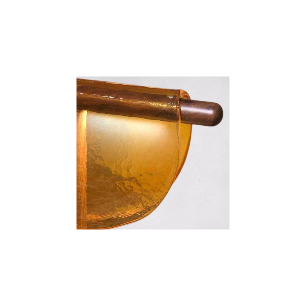 Liuli桌燈，琥珀色玻璃片成為視覺焦點，在自然與工藝之簡取得完美平衡。