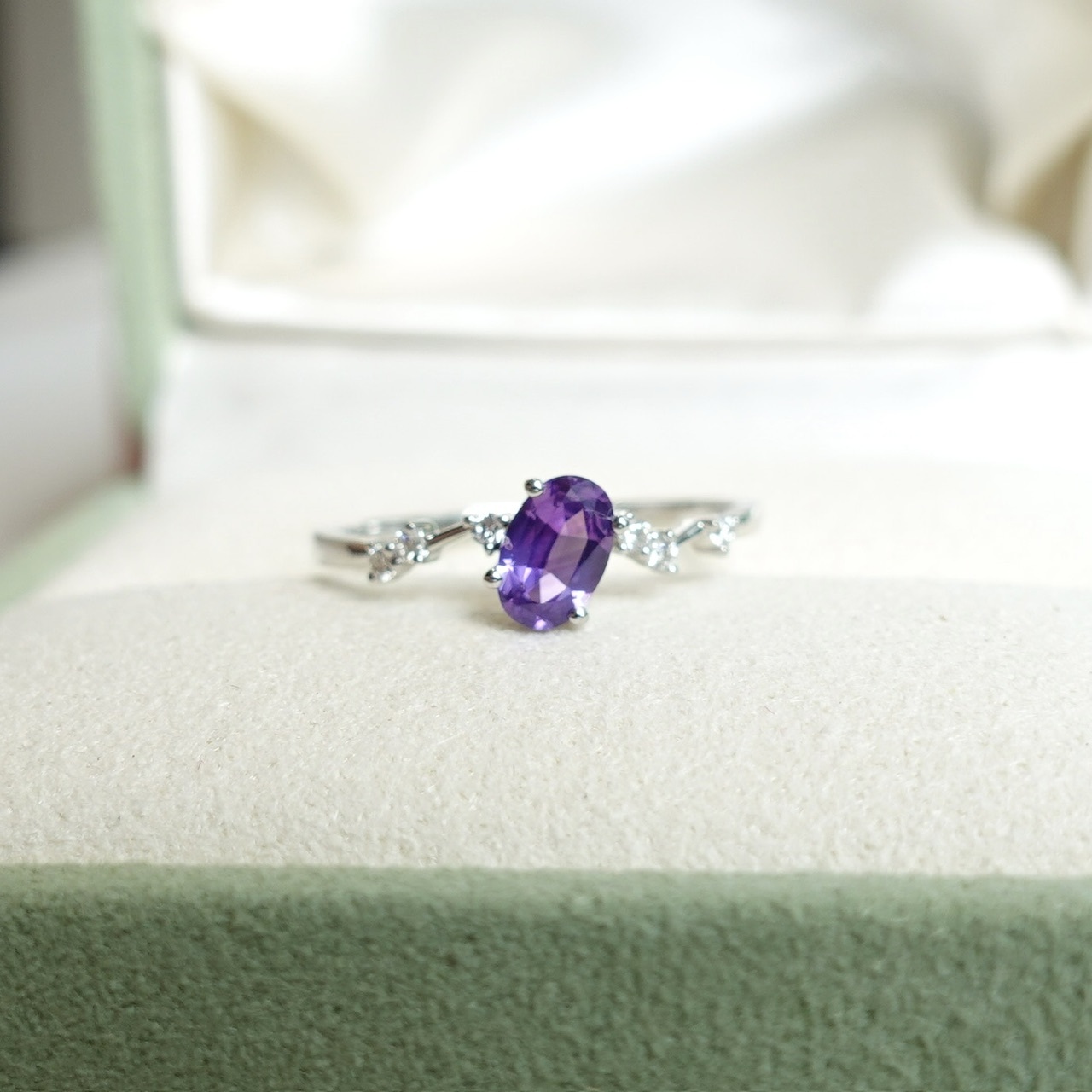 18K金紫色藍寶石鑽石戒指