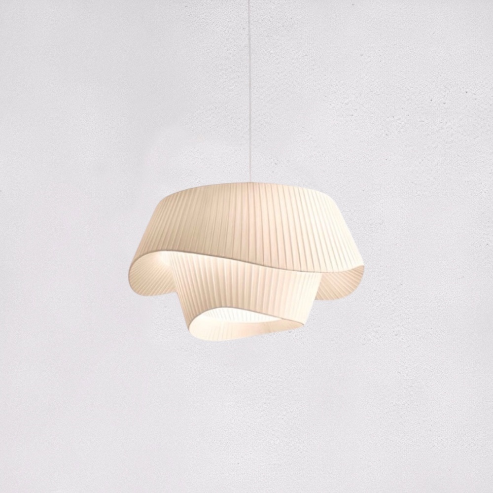 Kort吊燈，法式奶油色澤加上流暢的線條設計，展現獨特的優雅質感