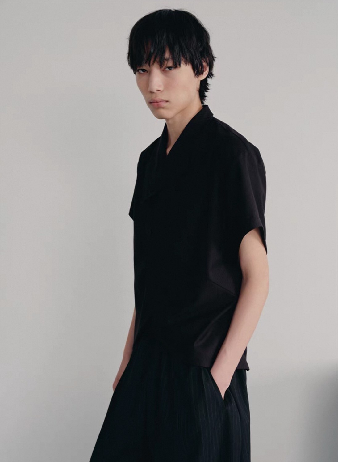 JCA 設計感 斜飛袖口 前彎弧開衩 短袖 #襯衫