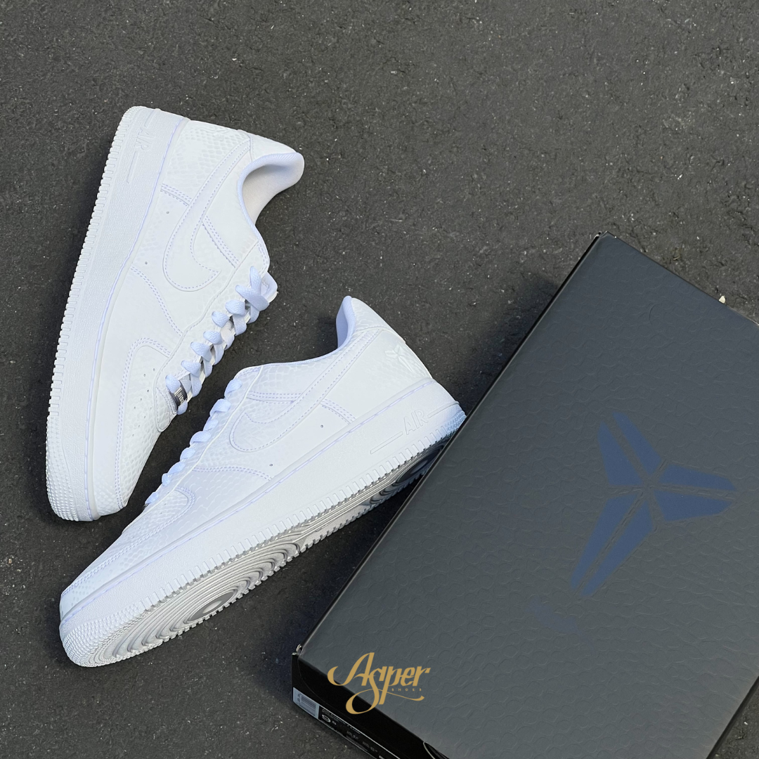 Kobe Bryant x Nike Air Force 1 Low "Triple White" 全白 蛇麟 刺繡背號 男鞋 IB0018-100