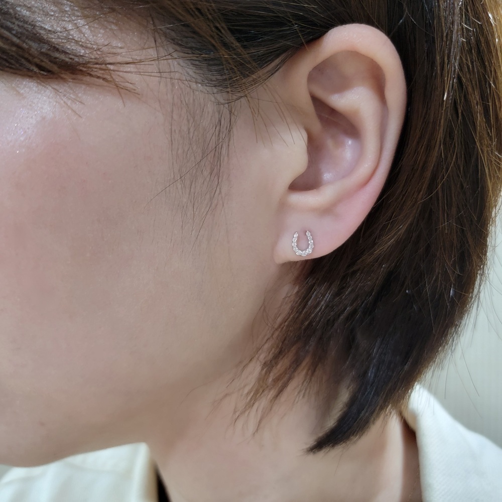 【me.luxe】SV馬蹄密釘鑲鋯石耳環