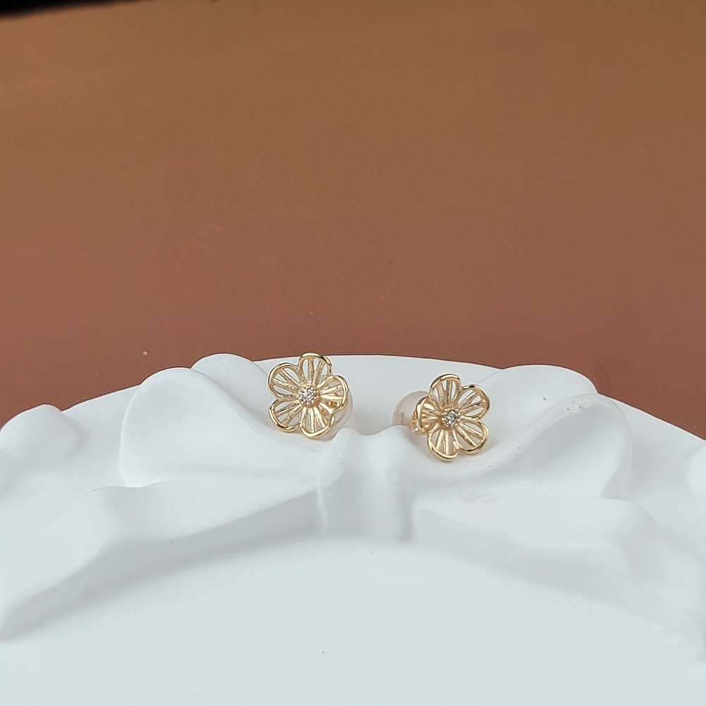 【me.luxe】K10鏤空小花2分鑽耳環