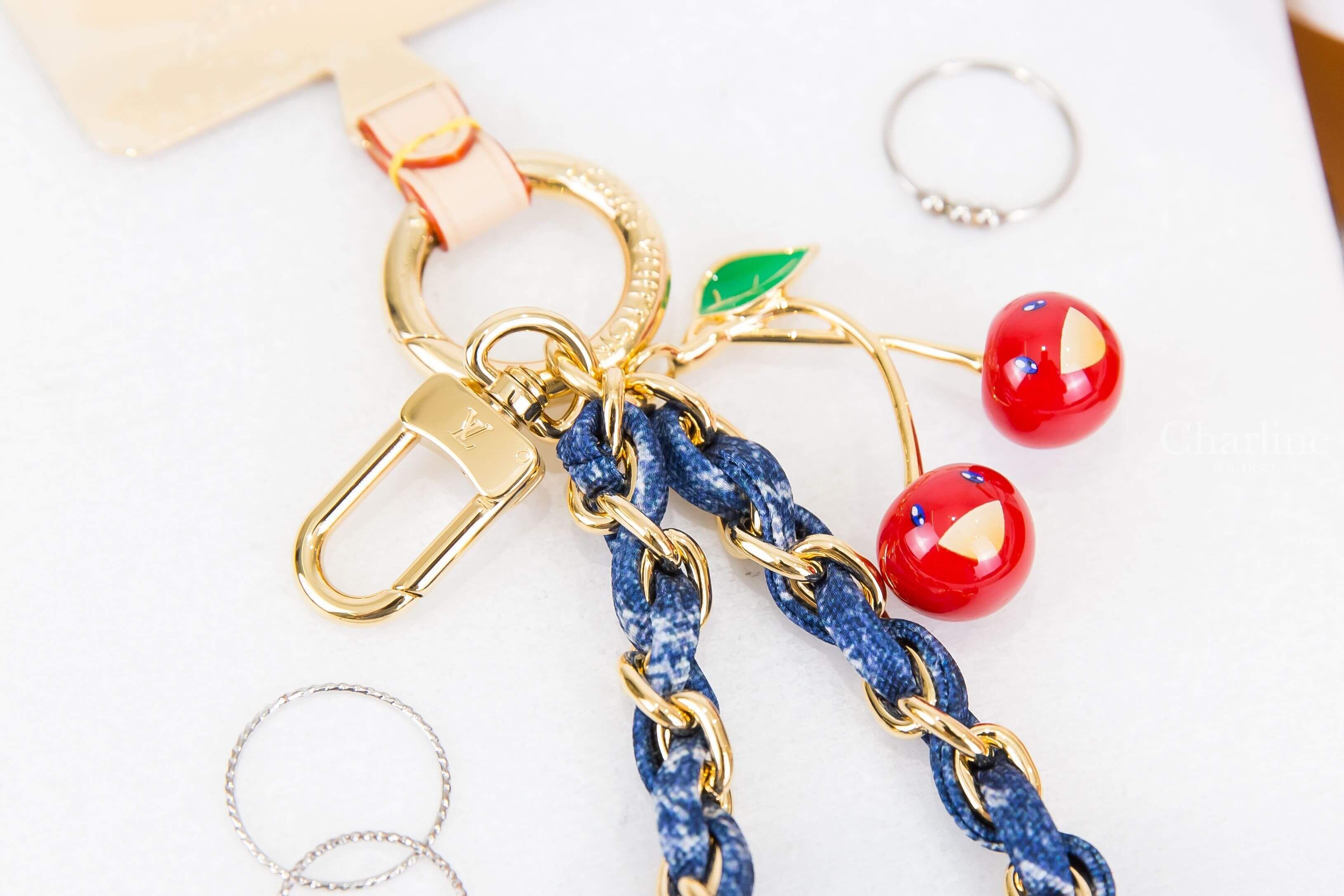 Louis Vuitton LV x TM Denim Cerise Phone Holder 聯名款紅色微笑櫻桃金色墊片丹寧皮穿金鏈短款手機掛繩吊飾