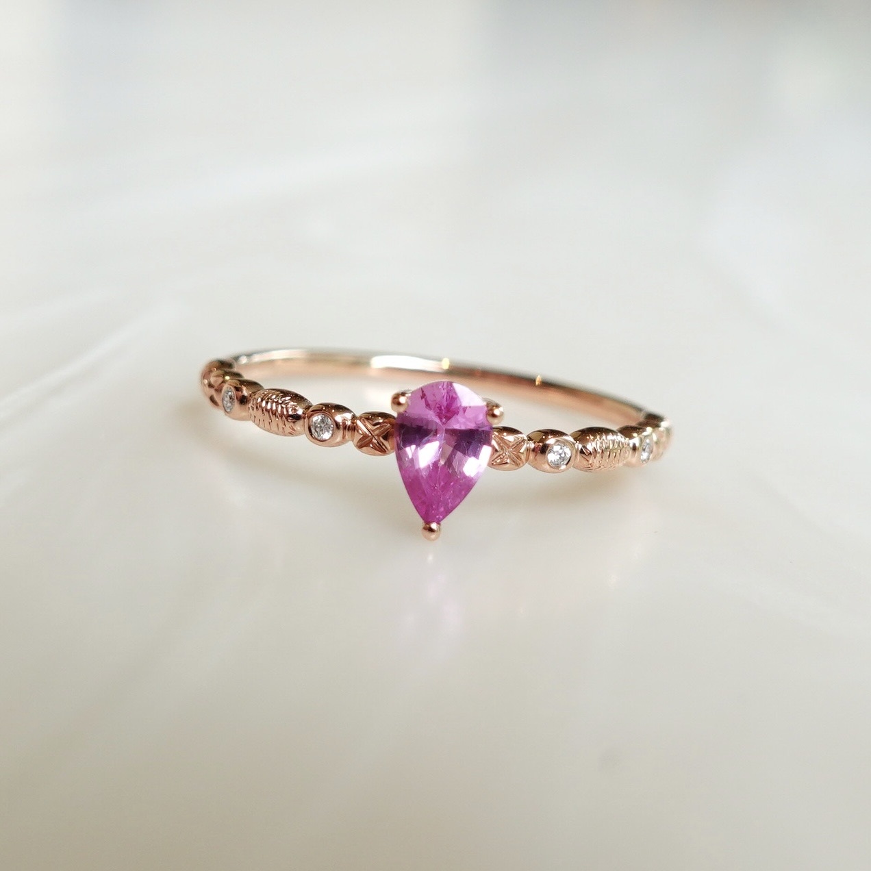 18K金鑲嵌天然粉紫色藍寶石鑽石復古戒指 - 水滴形切