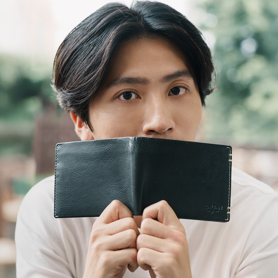 【招財母錢包💰】男仕皮革縫線短夾-三色(072986)