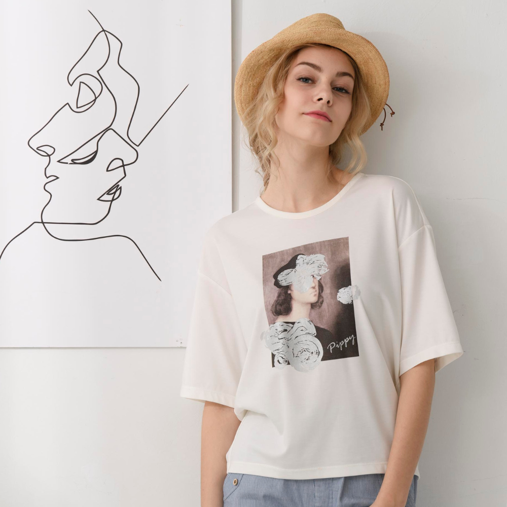 PIPPY 簡約歐式藝術風印花彈性棉圓領5分袖上衣 白