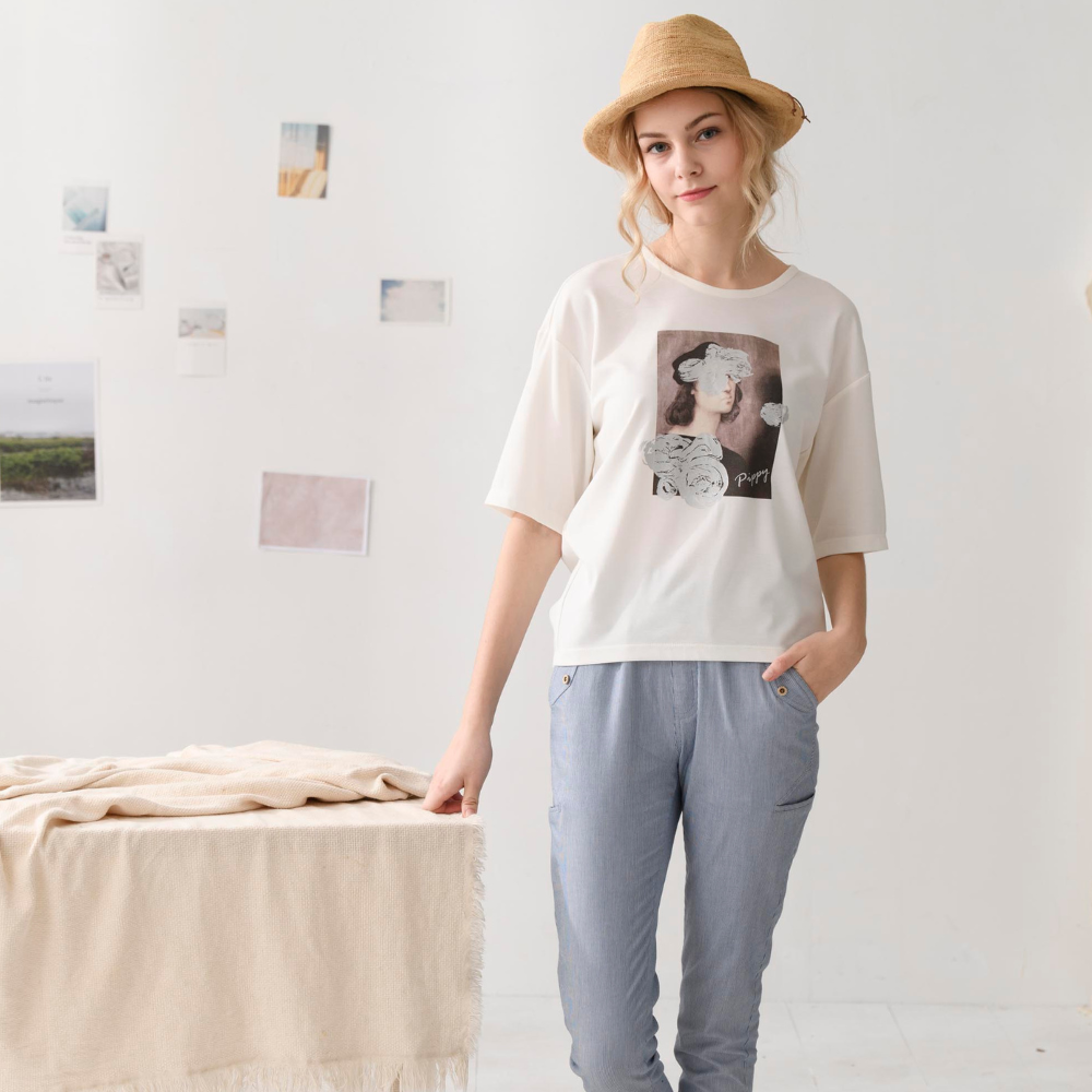 PIPPY 簡約歐式藝術風印花彈性棉圓領5分袖上衣 白